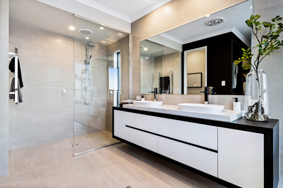 Exempel på ett stort modernt svart svart badrum med dusch, med släta luckor, vita skåp, en dusch i en alkov, beige kakel, porslinskakel, ett fristående handfat och beiget golv