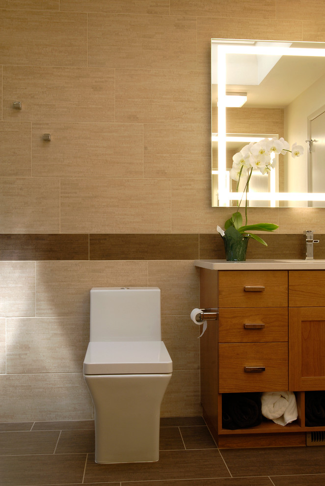 Exemple d'une petite douche en alcôve principale tendance en bois clair avec un lavabo encastré, un placard à porte plane, un plan de toilette en quartz modifié, une baignoire posée, WC à poser, un carrelage beige, des carreaux de porcelaine, un mur beige et un sol en carrelage de porcelaine.