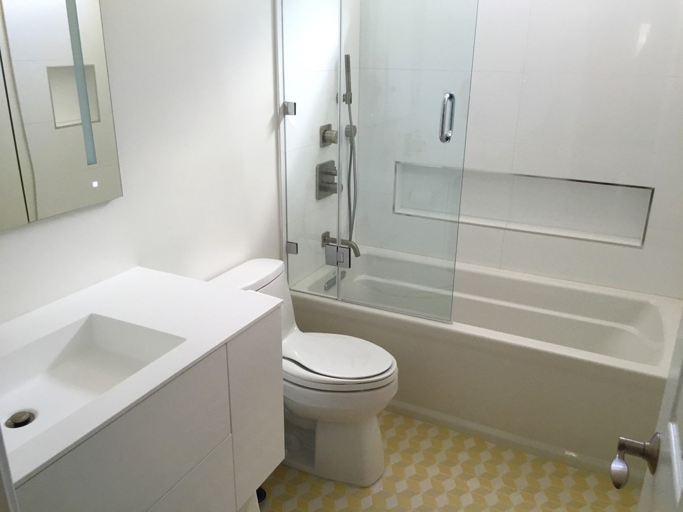 Idéer för ett mellanstort modernt badrum med dusch, med släta luckor, vita skåp, ett badkar i en alkov, en dusch/badkar-kombination, en toalettstol med separat cisternkåpa, vit kakel, vita väggar, klinkergolv i keramik, ett undermonterad handfat och bänkskiva i kvarts