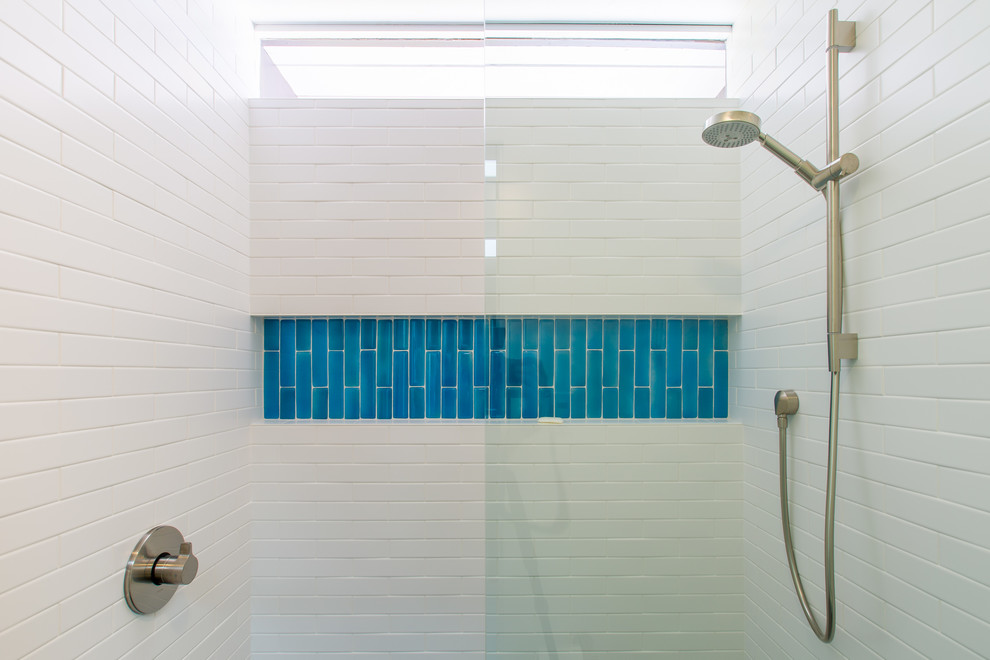 Ispirazione per una stanza da bagno minimalista di medie dimensioni con doccia ad angolo, piastrelle blu e piastrelle di vetro