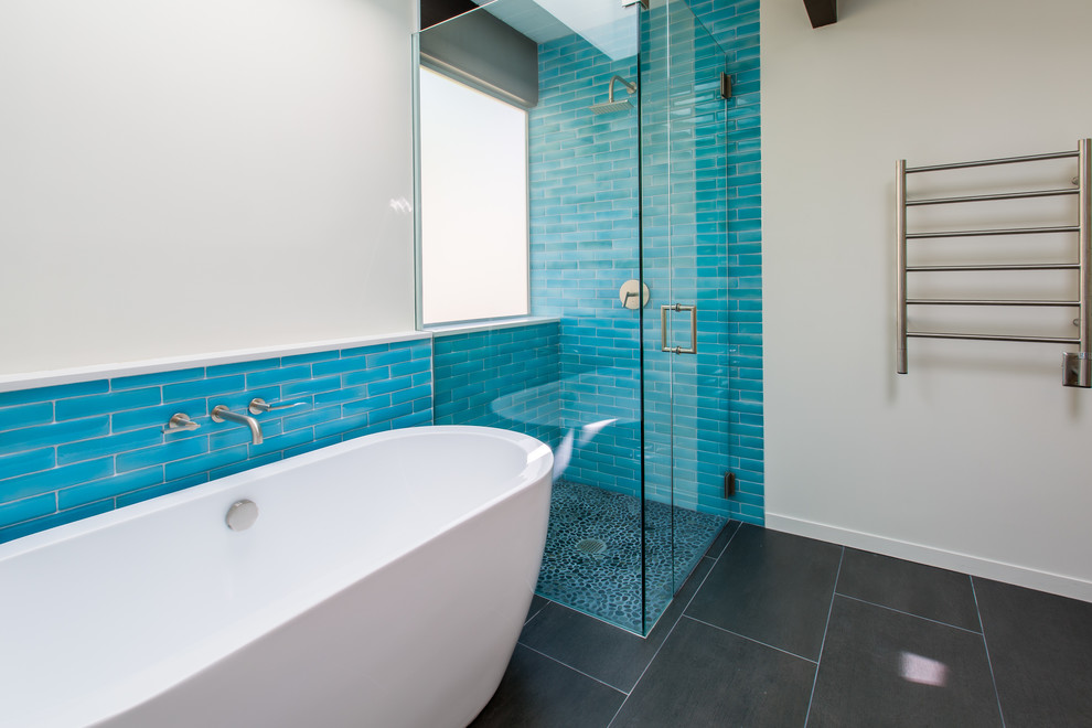 Idee per una stanza da bagno padronale moderna di medie dimensioni con vasca freestanding, doccia ad angolo, piastrelle blu e piastrelle di vetro