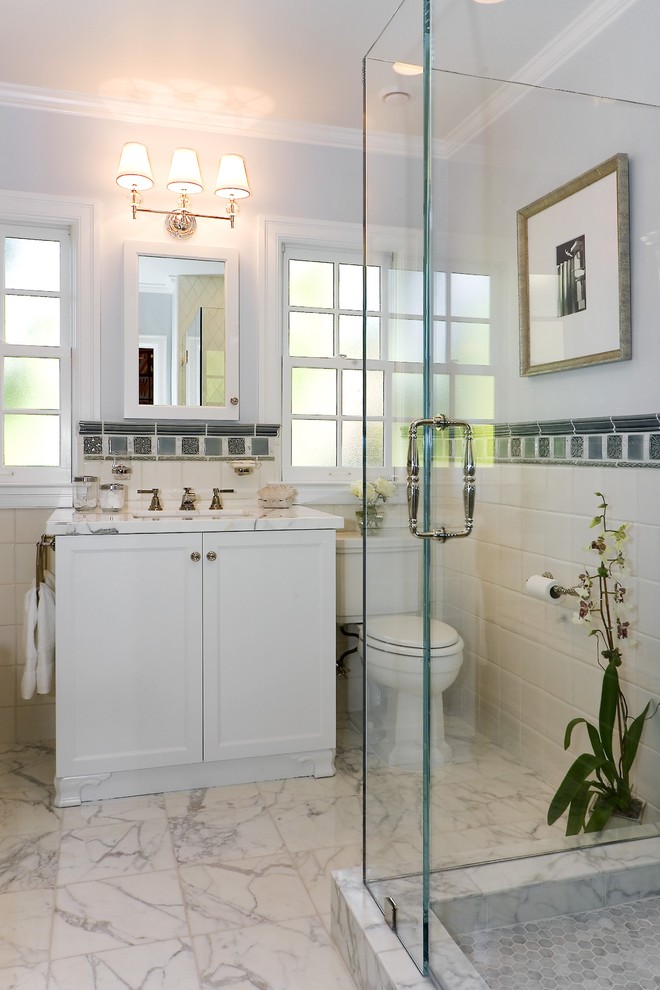 Inspiration för klassiska badrum, med luckor med infälld panel, vita skåp och grå kakel