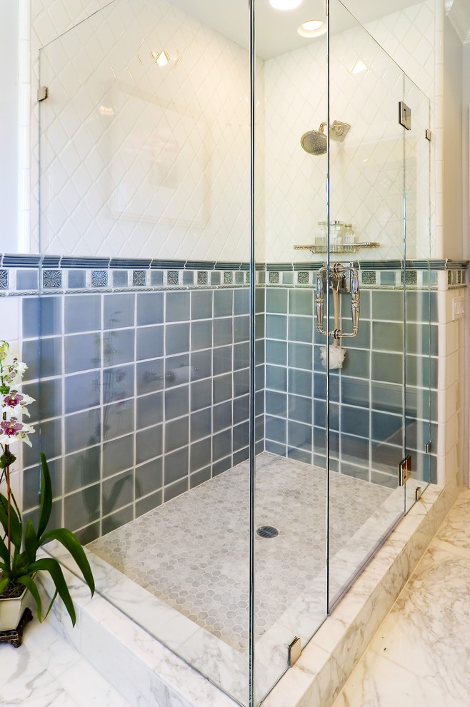 Ispirazione per una stanza da bagno tradizionale con doccia alcova e piastrelle grigie