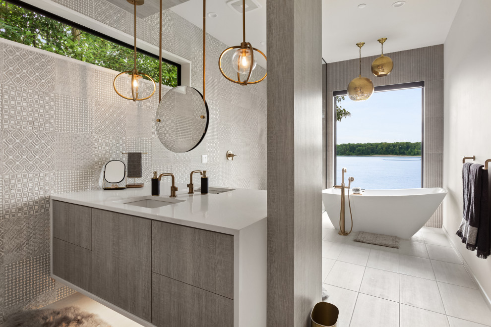 This is an example of a contemporary bathroom in Portland.