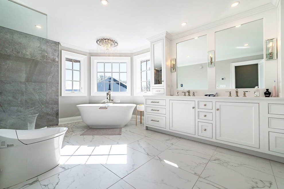 Inspiration för ett stort vintage vit vitt en-suite badrum, med luckor med profilerade fronter, vita skåp, ett fristående badkar, en kantlös dusch, en toalettstol med hel cisternkåpa, grå kakel, klinkergolv i porslin, ett undermonterad handfat, bänkskiva i kvarts, vitt golv, med dusch som är öppen och vita väggar