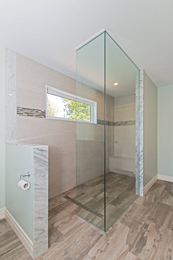 Bild på ett mellanstort amerikanskt en-suite badrum, med skåp i shakerstil, skåp i mörkt trä, en dusch i en alkov, beige kakel, porslinskakel, gröna väggar, mellanmörkt trägolv, ett undermonterad handfat, bänkskiva i kvartsit, brunt golv och med dusch som är öppen
