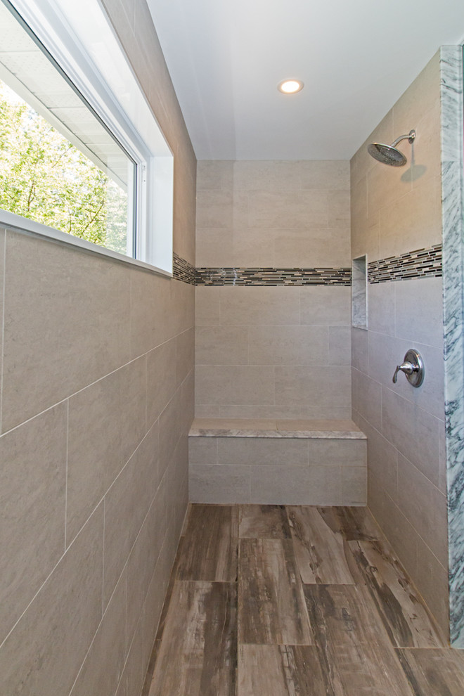 Idéer för ett mellanstort amerikanskt en-suite badrum, med skåp i shakerstil, skåp i mörkt trä, en dusch i en alkov, beige kakel, porslinskakel, gröna väggar, mellanmörkt trägolv, ett undermonterad handfat, bänkskiva i kvartsit, brunt golv och med dusch som är öppen