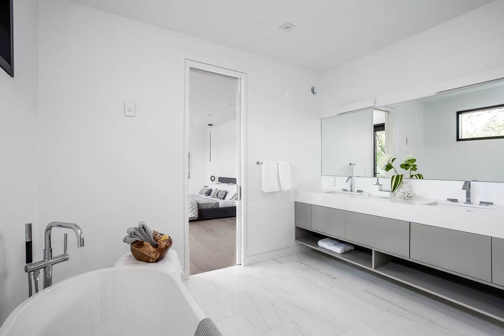 Idee per una grande stanza da bagno design con pareti bianche e pavimento in marmo