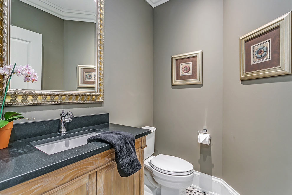 Idées déco pour une salle de bain classique en bois clair de taille moyenne avec un placard à porte affleurante, WC séparés, un carrelage beige, un carrelage noir et blanc, mosaïque, un mur gris, un sol en carrelage de terre cuite, un lavabo encastré et un plan de toilette en quartz modifié.