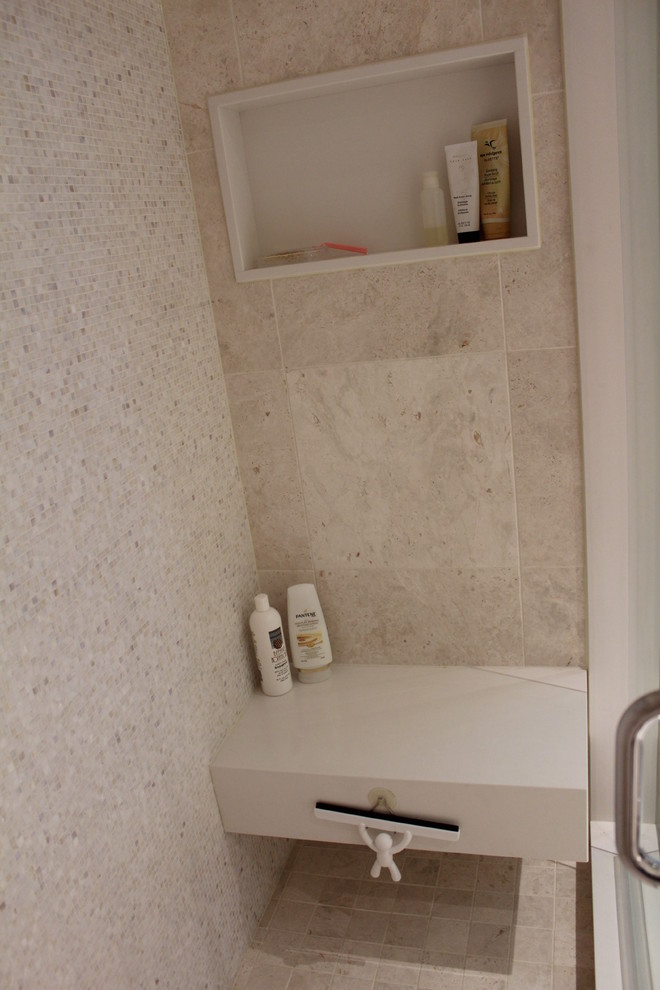Immagine di una stanza da bagno moderna con lavabo sottopiano, ante lisce, ante bianche, top in quarzo composito, WC monopezzo, piastrelle bianche, pareti bianche e pavimento in gres porcellanato