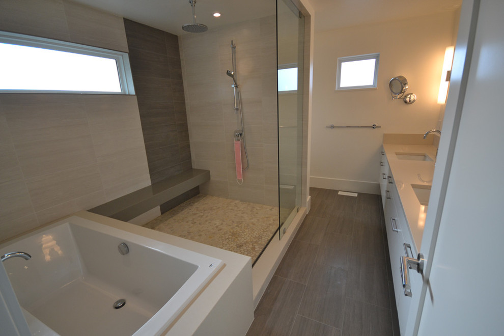 Großes Modernes Badezimmer En Suite mit flächenbündigen Schrankfronten, weißen Schränken, Eckbadewanne, Nasszelle, Toilette mit Aufsatzspülkasten, grauer Wandfarbe und offener Dusche in Vancouver