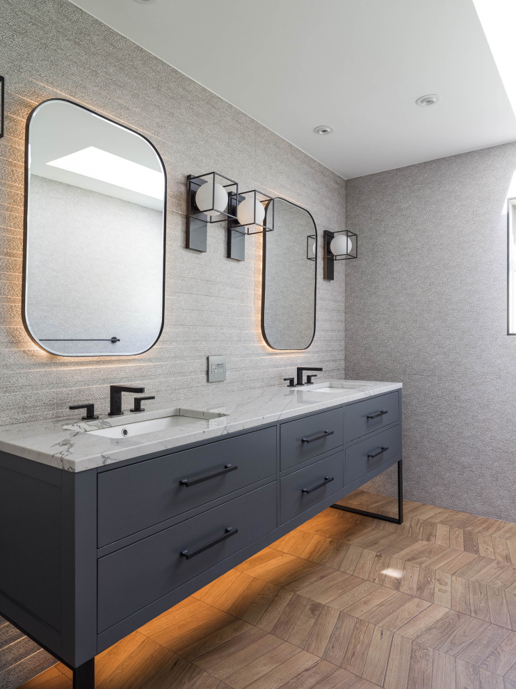 Ispirazione per una stanza da bagno con doccia di medie dimensioni con ante grigie, due lavabi e mobile bagno freestanding