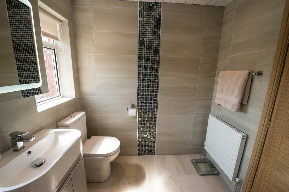 Пример оригинального дизайна: ванная комната среднего размера в современном стиле с душевой комнатой, раздельным унитазом, серой плиткой, керамической плиткой, душевой кабиной, консольной раковиной и душем с распашными дверями