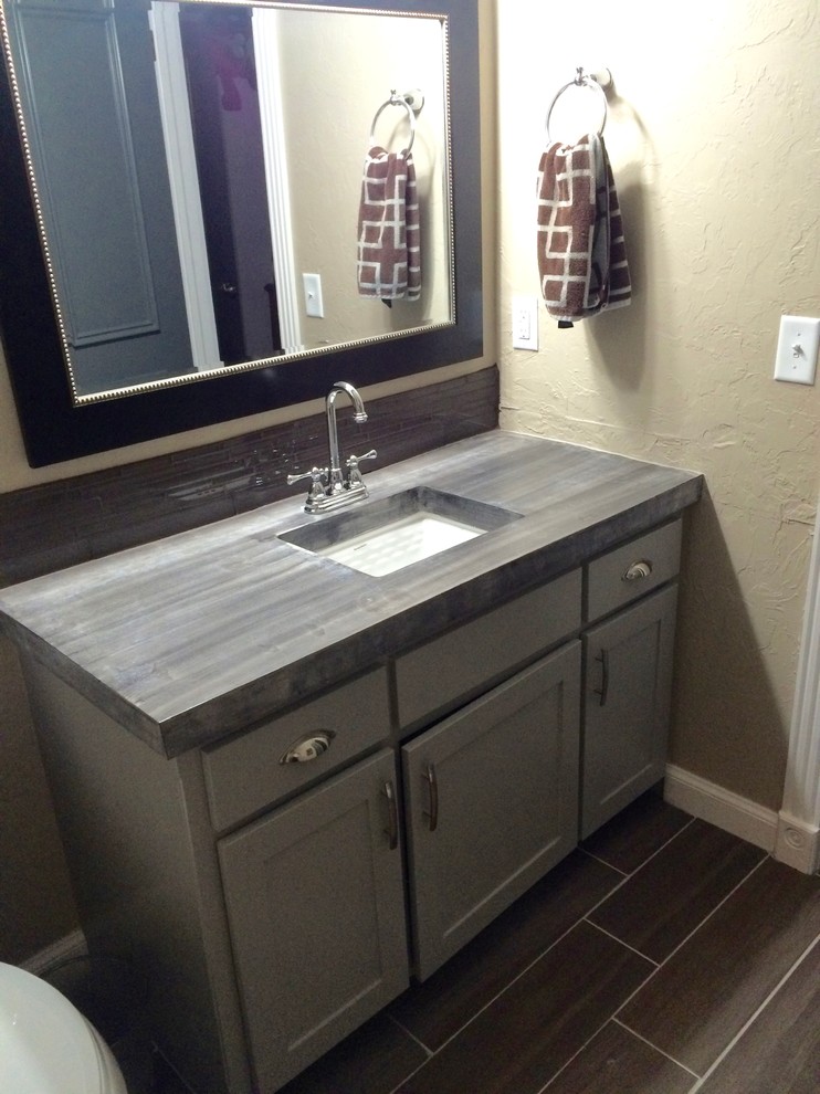 Immagine di una stanza da bagno stile americano con ante in stile shaker, ante grigie, piastrelle grigie e lavabo sottopiano