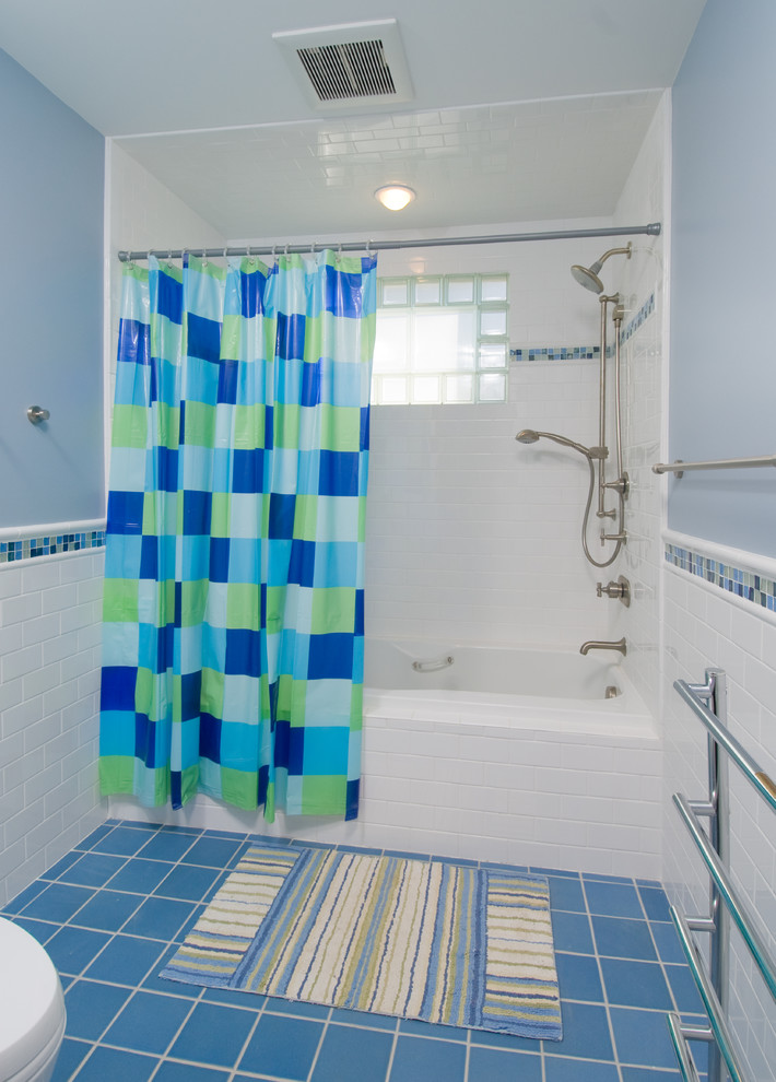 На фото: детская ванная комната среднего размера в классическом стиле с ванной в нише, душем над ванной, белой плиткой, раздельным унитазом, плиткой мозаикой, синими стенами, полом из керамической плитки, врезной раковиной и синим полом