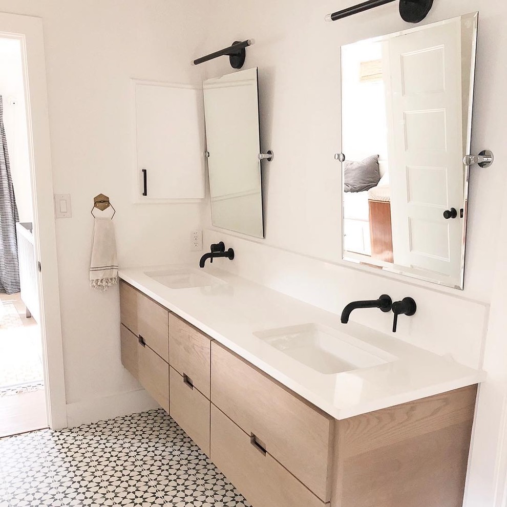 Immagine di una stanza da bagno padronale design con ante bianche, vasca freestanding, pareti bianche, pavimento in marmo, lavabo sottopiano, top in quarzo composito, pavimento bianco e top bianco