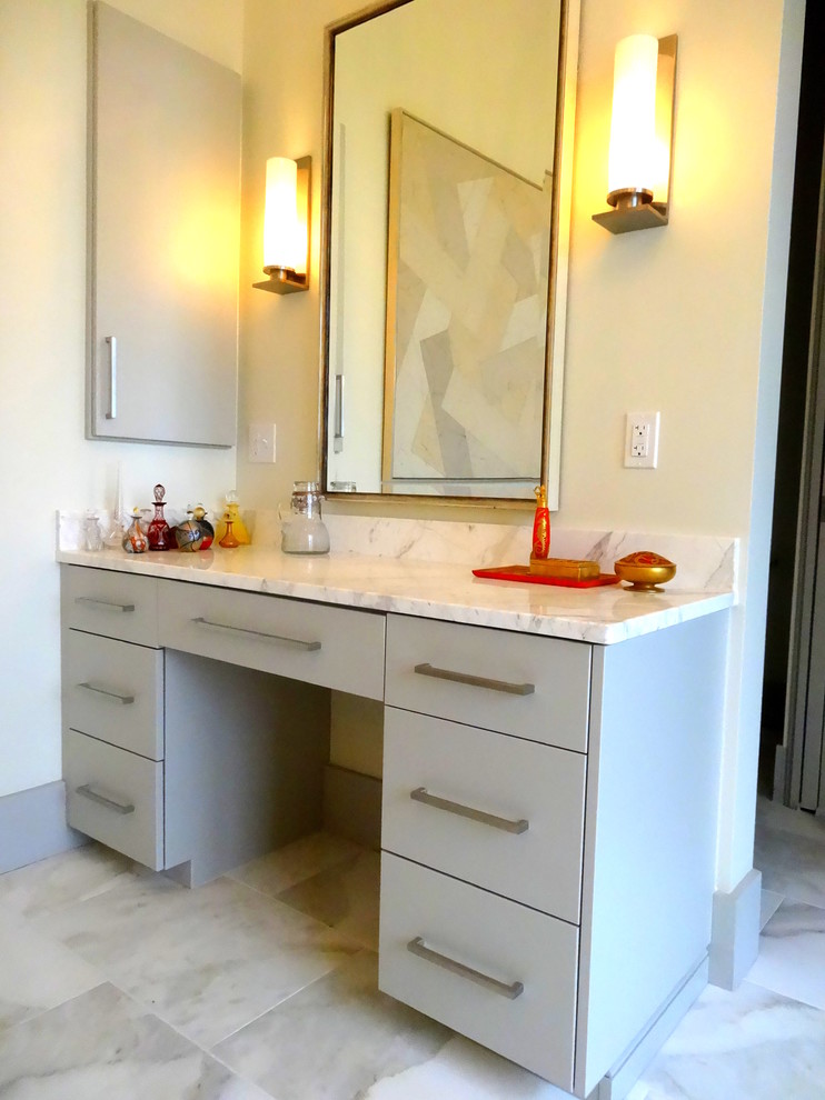 Inspiration för mycket stora moderna en-suite badrum, med ett undermonterad handfat, släta luckor, grå skåp, granitbänkskiva, ett fristående badkar, en dusch/badkar-kombination, en toalettstol med separat cisternkåpa, beige väggar och klinkergolv i keramik