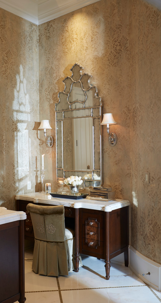 Пример оригинального дизайна: главная ванная комната в классическом стиле с фасадами с выступающей филенкой, темными деревянными фасадами, отдельно стоящей ванной, открытым душем, белой плиткой, металлической плиткой, коричневыми стенами, мраморным полом, врезной раковиной и мраморной столешницей