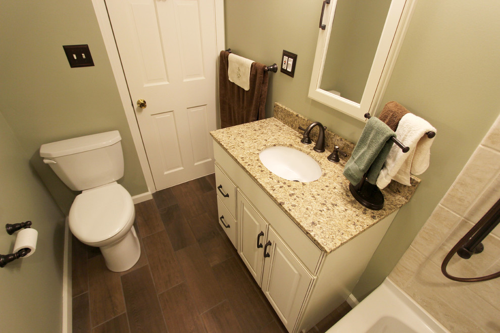 Inspiration för små klassiska en-suite badrum, med vita skåp, ett badkar i en alkov, en dusch/badkar-kombination, en toalettstol med separat cisternkåpa, gröna väggar, klinkergolv i keramik, ett undermonterad handfat och granitbänkskiva