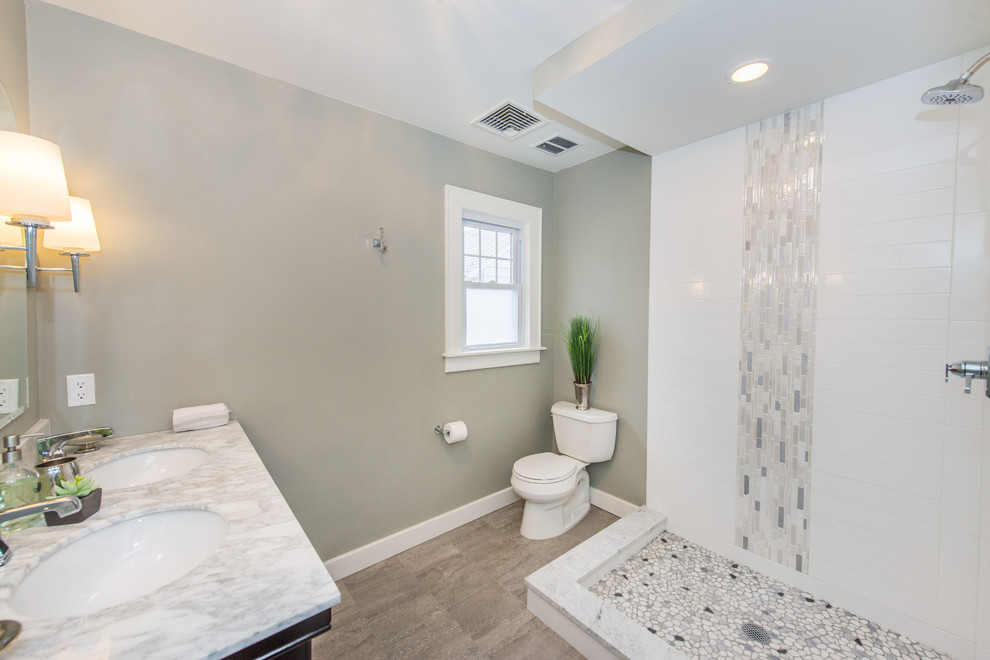 Exempel på ett mellanstort klassiskt en-suite badrum, med möbel-liknande, svarta skåp, en hörndusch, en toalettstol med separat cisternkåpa, grå kakel, grå väggar, klinkergolv i porslin, marmorbänkskiva, grått golv, ett undermonterad handfat och med dusch som är öppen