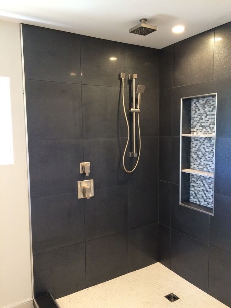 Пример оригинального дизайна: большая главная ванная комната в стиле модернизм с фасадами с утопленной филенкой, серыми фасадами, черной плиткой, керамической плиткой, настольной раковиной, столешницей из гранита, серыми стенами, угловым душем, полом из мозаичной плитки, бежевым полом и открытым душем