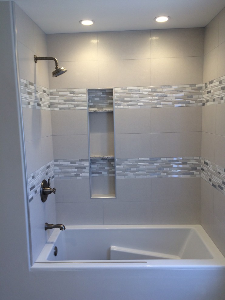 На фото: большая ванная комната в стиле неоклассика (современная классика) с ванной в нише, белой плиткой, серой плиткой, разноцветной плиткой, душем над ванной, удлиненной плиткой, серыми стенами, полом из керамогранита, душевой кабиной, настольной раковиной, столешницей из гранита, белым полом и шторкой для ванной