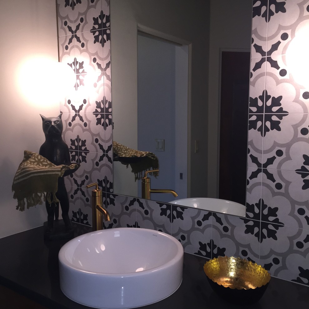 Idées déco pour une salle de bain éclectique en bois brun de taille moyenne avec une vasque, un placard à porte plane, un plan de toilette en quartz modifié, WC à poser, un carrelage noir et blanc, des carreaux de porcelaine, un mur gris et un sol en carrelage de porcelaine.