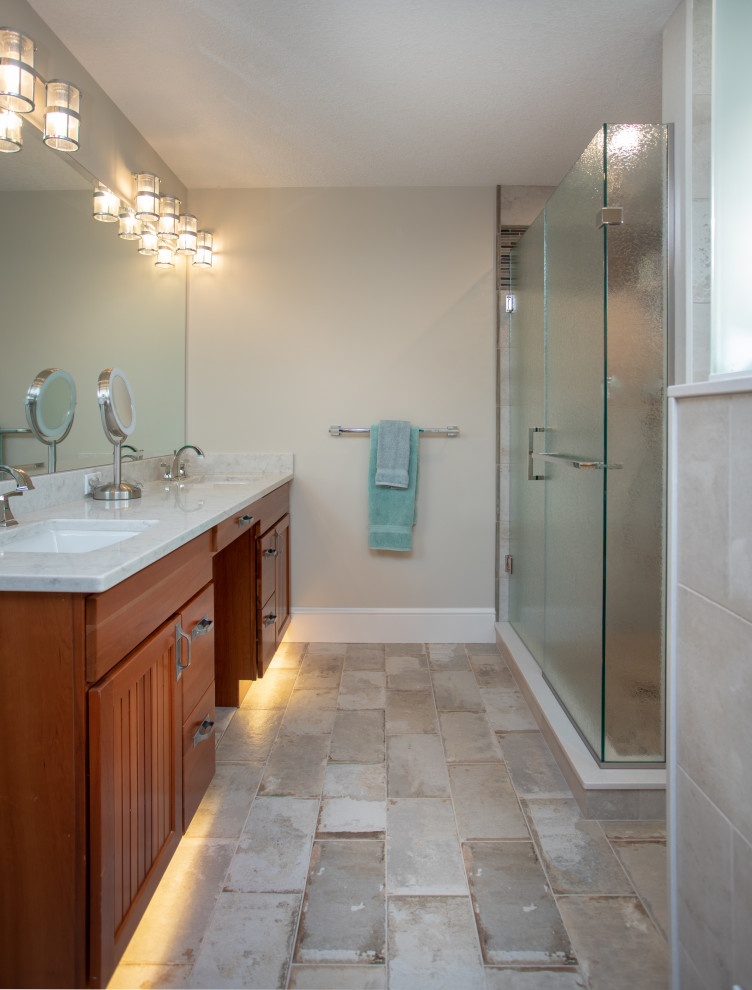 Foto de cuarto de baño principal tradicional grande con ducha empotrada, suelo de baldosas de porcelana, lavabo bajoencimera y ducha con puerta con bisagras