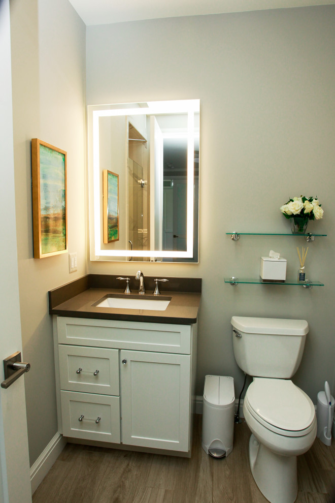 Exemple d'une salle de bain chic de taille moyenne avec un placard à porte plane, des portes de placard blanches, WC séparés, un mur gris, un sol en carrelage de porcelaine, un lavabo encastré, un plan de toilette en quartz modifié, un sol beige, un plan de toilette marron, meuble simple vasque et meuble-lavabo encastré.