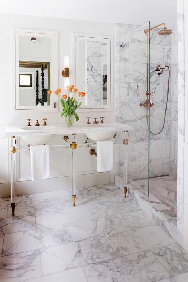 Foto på ett mellanstort lantligt vit en-suite badrum, med vit kakel, grå kakel, marmorkakel, vita väggar, marmorgolv, vitt golv, med dusch som är öppen, en dusch i en alkov och ett undermonterad handfat