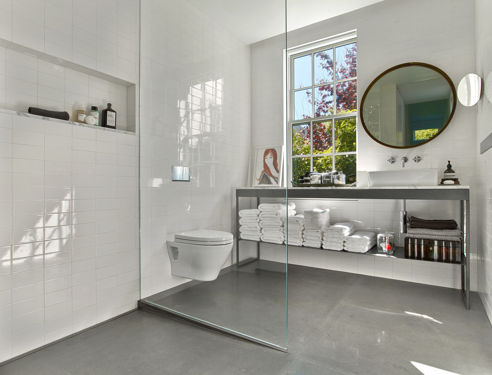 Стильный дизайн: ванная комната в современном стиле с душем без бортиков, инсталляцией, белой плиткой, бетонным полом, настольной раковиной, серым полом, открытым душем и белой столешницей - последний тренд
