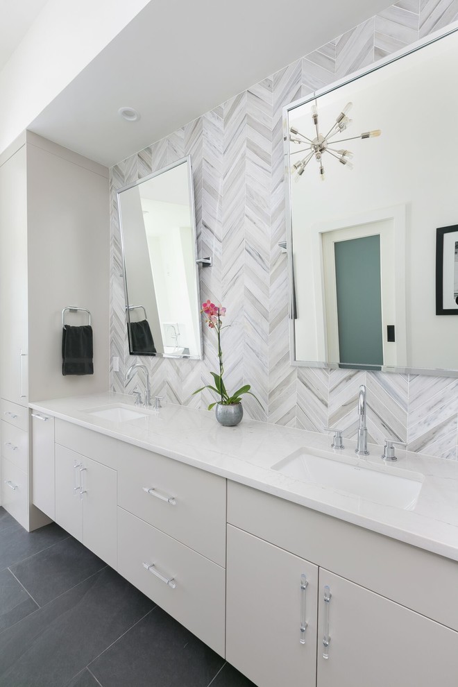 Inspiration för ett stort funkis vit vitt en-suite badrum, med släta luckor, grå skåp, grå kakel, glaskakel, vita väggar, klinkergolv i porslin, ett undermonterad handfat, bänkskiva i kvarts och grått golv