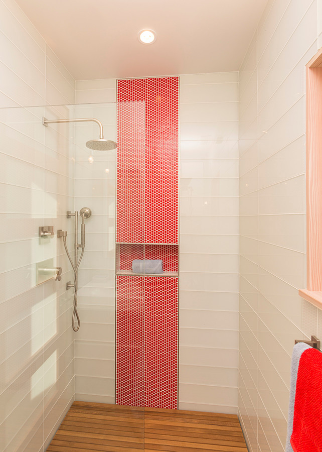 Kleines Modernes Badezimmer En Suite mit flächenbündigen Schrankfronten, roten Schränken, Wandtoilette, weißen Fliesen, Glasfliesen, weißer Wandfarbe, Betonboden, Einbauwaschbecken, Mineralwerkstoff-Waschtisch, grauem Boden, offener Dusche und Duschnische in Denver