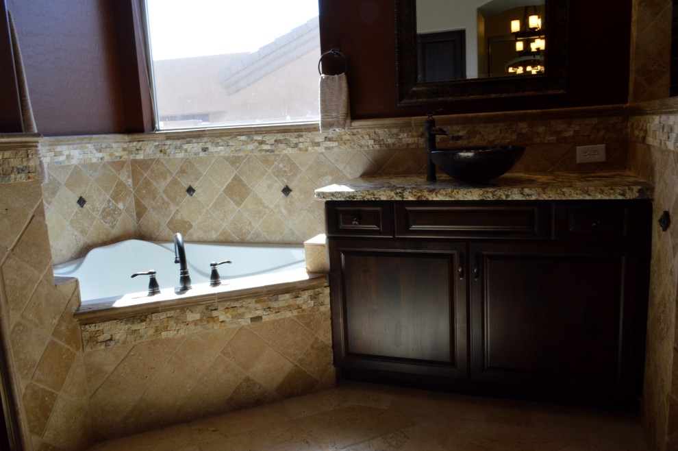 Inspiration för ett stort vintage en-suite badrum, med luckor med upphöjd panel, skåp i mörkt trä, ett hörnbadkar, en öppen dusch, beige kakel, brun kakel, grå kakel, stenkakel, bruna väggar, ett fristående handfat och granitbänkskiva