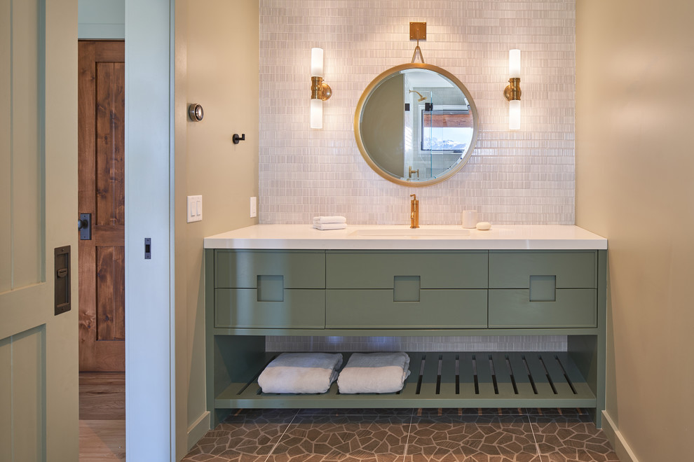 Источник вдохновения для домашнего уюта: ванная комната в стиле неоклассика (современная классика) с зелеными фасадами, белой плиткой, плиткой мозаикой, бежевыми стенами, врезной раковиной, серым полом, белой столешницей и плоскими фасадами