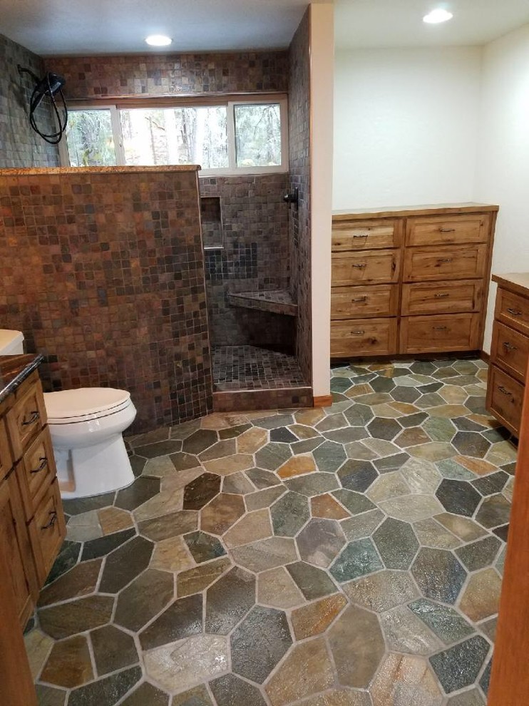 Immagine di una stanza da bagno padronale tradizionale con doccia aperta, piastrelle in ardesia e pavimento in ardesia