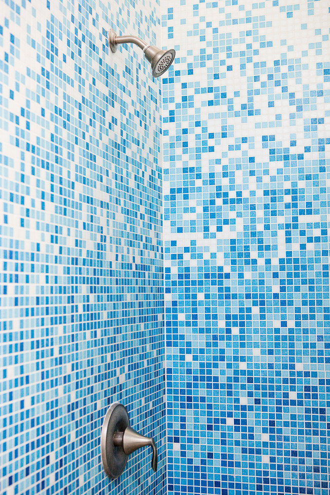 Idéer för att renovera ett funkis badrum, med blå kakel, glasskiva och blå väggar