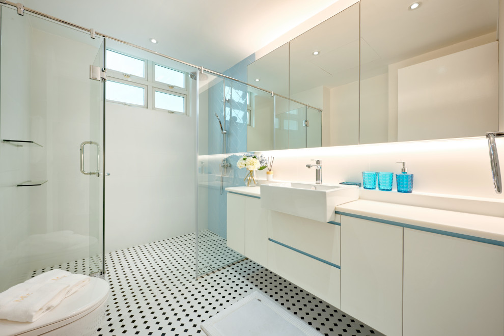 Inredning av ett nordiskt stort beige beige badrum med dusch, med släta luckor, beige skåp, en dusch i en alkov, blå kakel, vit kakel, vita väggar, klinkergolv i porslin, ett fristående handfat, flerfärgat golv och dusch med gångjärnsdörr