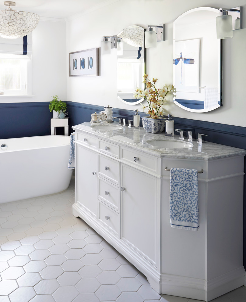 Стильный дизайн: главная ванная комната среднего размера в стиле неоклассика (современная классика) с фасадами в стиле шейкер, белыми фасадами, отдельно стоящей ванной, открытым душем, унитазом-моноблоком, синей плиткой, стеклянной плиткой, синими стенами, полом из керамической плитки, накладной раковиной, мраморной столешницей, белым полом и душем с распашными дверями - последний тренд