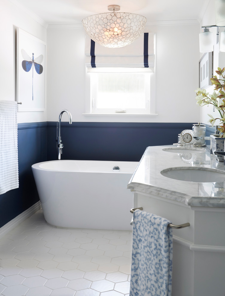 Foto di una stanza da bagno padronale tradizionale di medie dimensioni con ante in stile shaker, ante bianche, vasca freestanding, piastrelle blu, piastrelle di vetro, pareti blu, pavimento con piastrelle in ceramica, top in marmo, pavimento bianco e top bianco