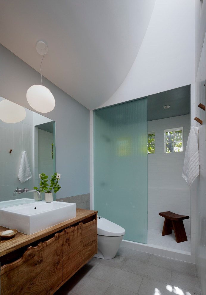 Стильный дизайн: ванная комната в современном стиле с настольной раковиной и окном - последний тренд