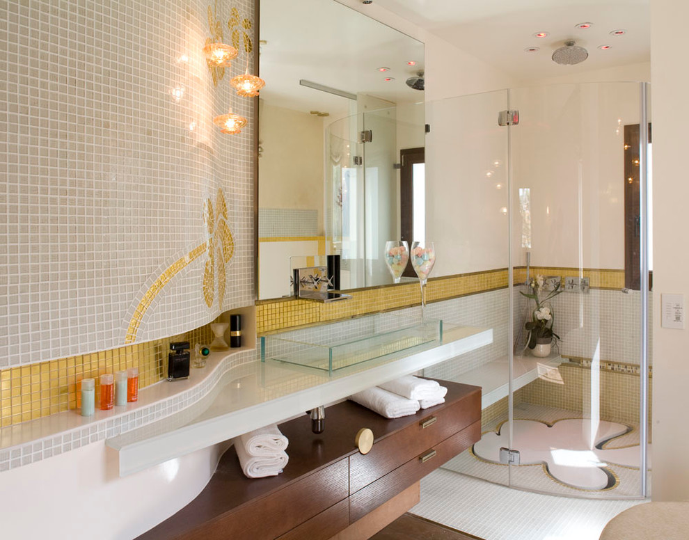 Bild på ett funkis badrum, med mosaik och ett fristående handfat