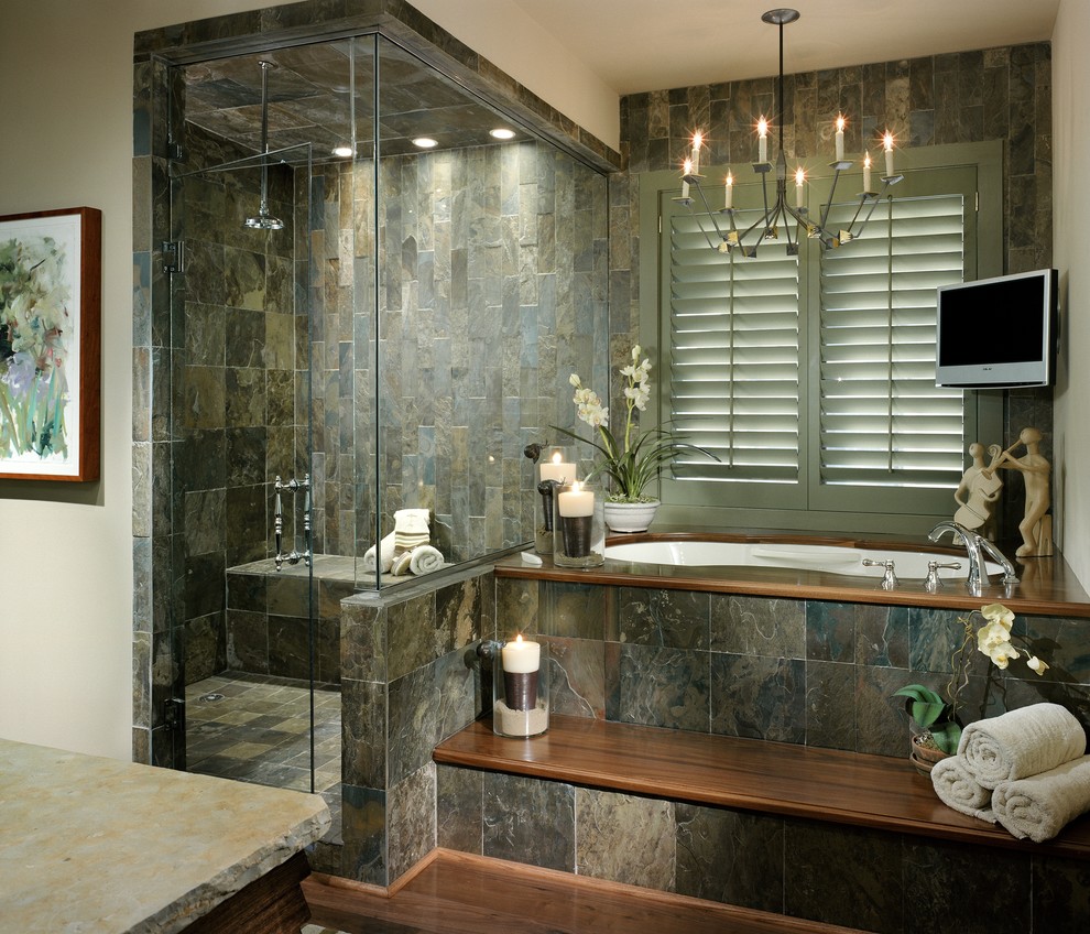 Идея дизайна: ванная комната в современном стиле с плиткой из сланца