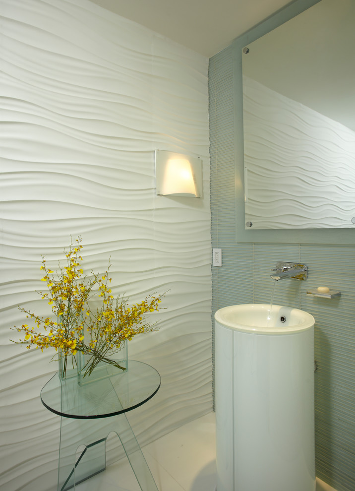 Идея дизайна: ванная комната среднего размера в современном стиле с раковиной с пьедесталом, мраморной столешницей, накладной ванной, унитазом-моноблоком, белой плиткой, плиткой мозаикой, белыми стенами, мраморным полом и душевой кабиной
