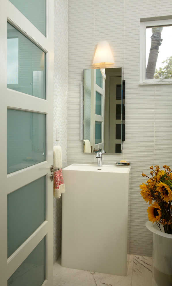 Immagine di una piccola stanza da bagno con doccia contemporanea con lavabo integrato, ante bianche, top in marmo, vasca da incasso, WC monopezzo, piastrelle bianche, pareti bianche e pavimento in marmo