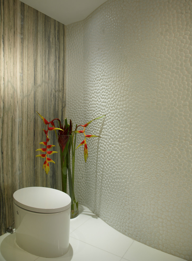 Exempel på ett mellanstort modernt badrum med dusch, med ett integrerad handfat, möbel-liknande, beige skåp, marmorbänkskiva, ett fristående badkar, en dubbeldusch, en toalettstol med hel cisternkåpa, vit kakel, kakel i småsten, vita väggar och marmorgolv