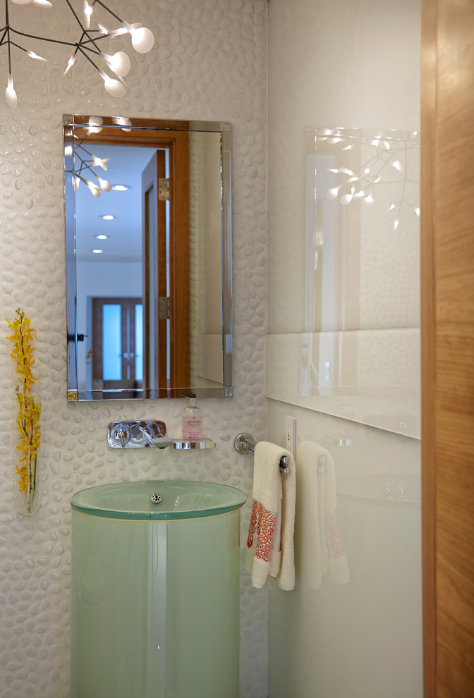 Mittelgroßes Modernes Duschbad mit Glasfronten, grünen Schränken, Einbaubadewanne, Doppeldusche, Toilette mit Aufsatzspülkasten, schwarz-weißen Fliesen, Kieselfliesen, weißer Wandfarbe, Marmorboden, Sockelwaschbecken und Glaswaschbecken/Glaswaschtisch in Miami