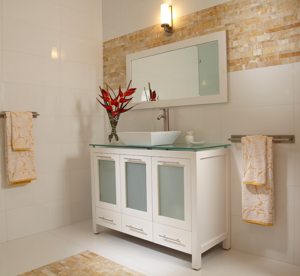 Пример оригинального дизайна: ванная комната среднего размера в современном стиле с стеклянными фасадами, белыми фасадами, унитазом-моноблоком, разноцветной плиткой, плиткой из сланца, разноцветными стенами, мраморным полом, душевой кабиной, настольной раковиной, стеклянной столешницей и белым полом