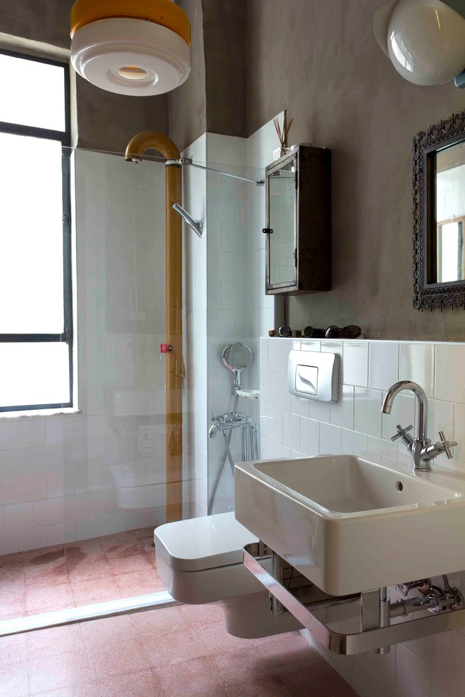 Inspiration för moderna badrum, med ett väggmonterat handfat och en vägghängd toalettstol