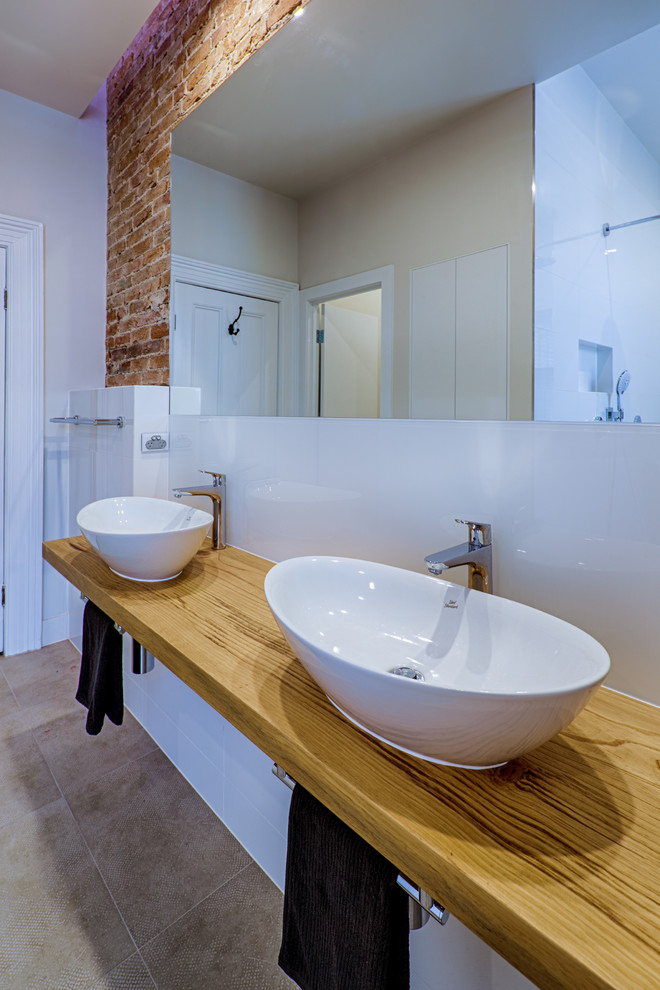 Idéer för ett stort industriellt brun badrum med dusch, med möbel-liknande, ett fristående badkar, grå kakel, porslinskakel, vita väggar, klinkergolv i porslin, träbänkskiva, skåp i slitet trä, en öppen dusch, en toalettstol med hel cisternkåpa, ett väggmonterat handfat, grått golv och med dusch som är öppen